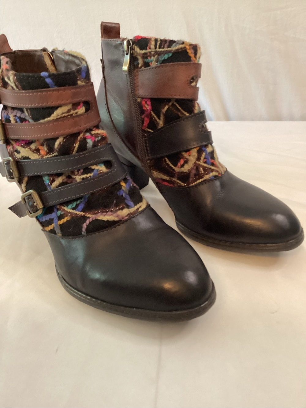 L’Artiste Women's Black Leather Ankle Booties with Multicolor Knit Panels sz 9